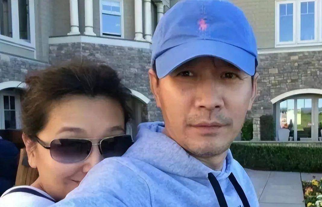 穿西装帅过靳东,难怪妻子娇羞只想独享_田小洁_设计_女儿