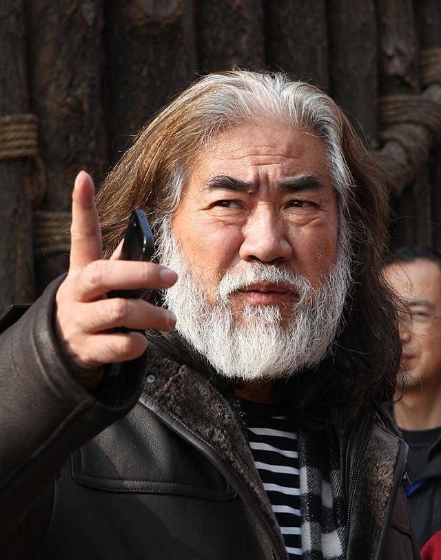 68岁张纪中投身田园生活,肩挑手扛尽显大侠风范!