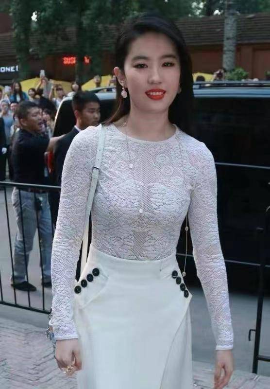 刘亦菲越胖越漂亮,穿半裙蕾丝衬衫仙气十足,丰满的身材让人嫉妒_白色