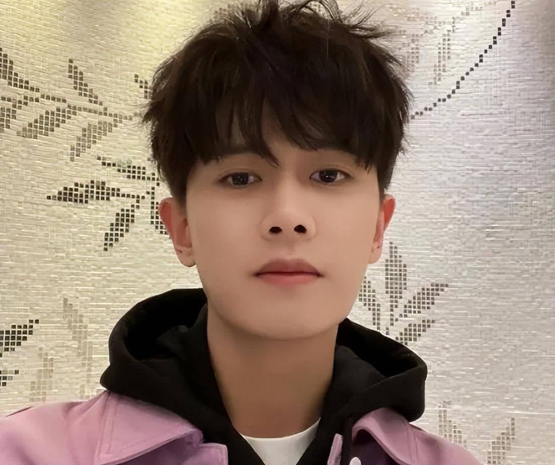 33岁生日,任嘉伦晒正脸自拍,杨紫留言祝福:阿超生日快乐_角色_网友