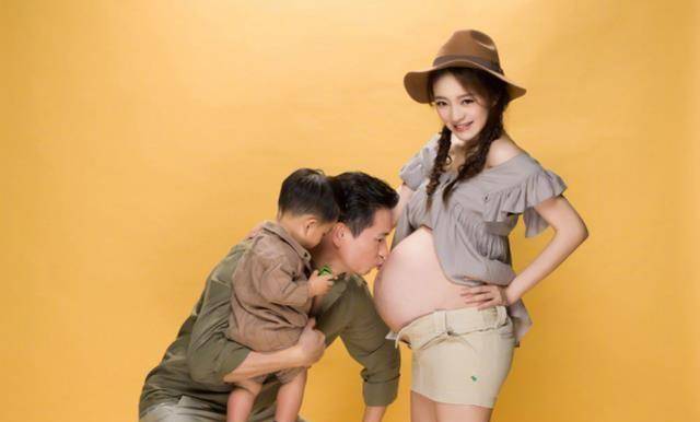 安以轩晒二胎孕肚照,陈荣炼甜蜜亲吻超幸福,肚子上妊娠纹太抢镜_身材