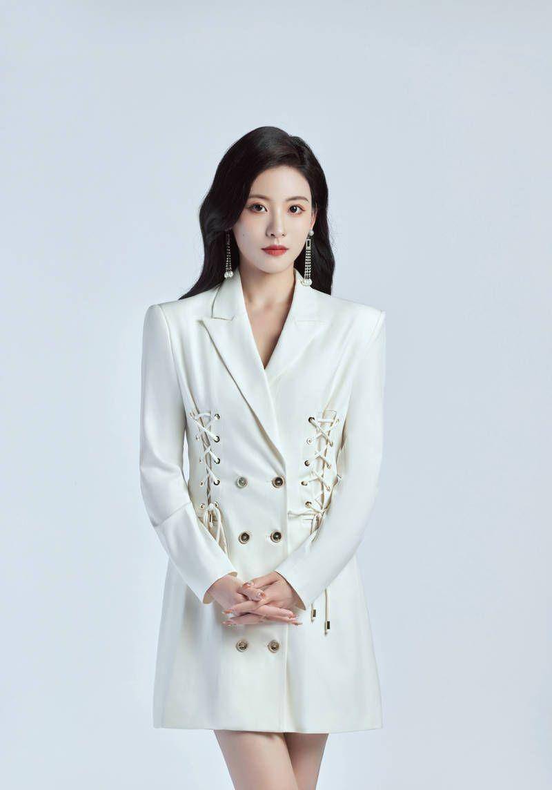 孙芮发布白色西装造型写真,秀出光滑双腿,美丽动人,青春靓丽_魅力