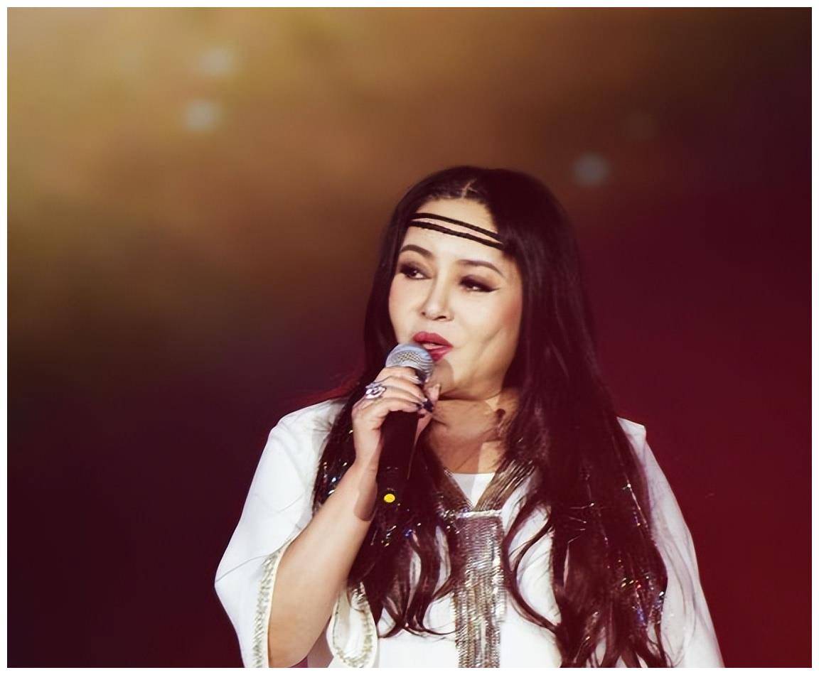 公开的照片中,陈百慧身穿黑色外套,染着粉色长发,身穿时下流行的