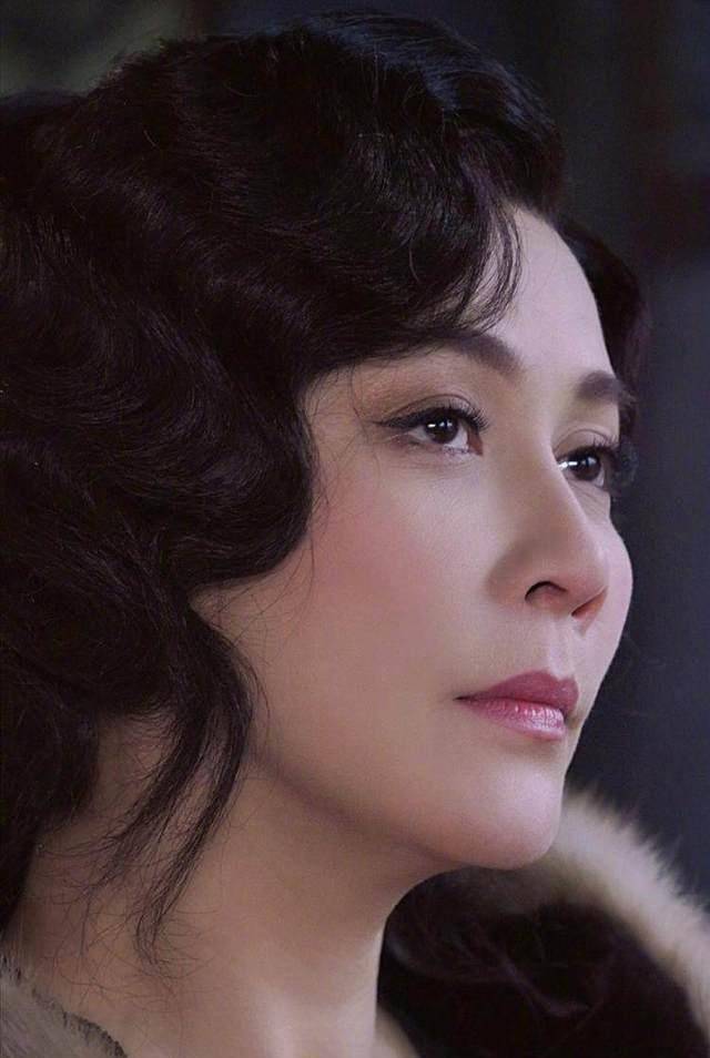 52岁刘嘉玲晒剧照,与34岁蒋欣饰演姐妹,显得如此年轻