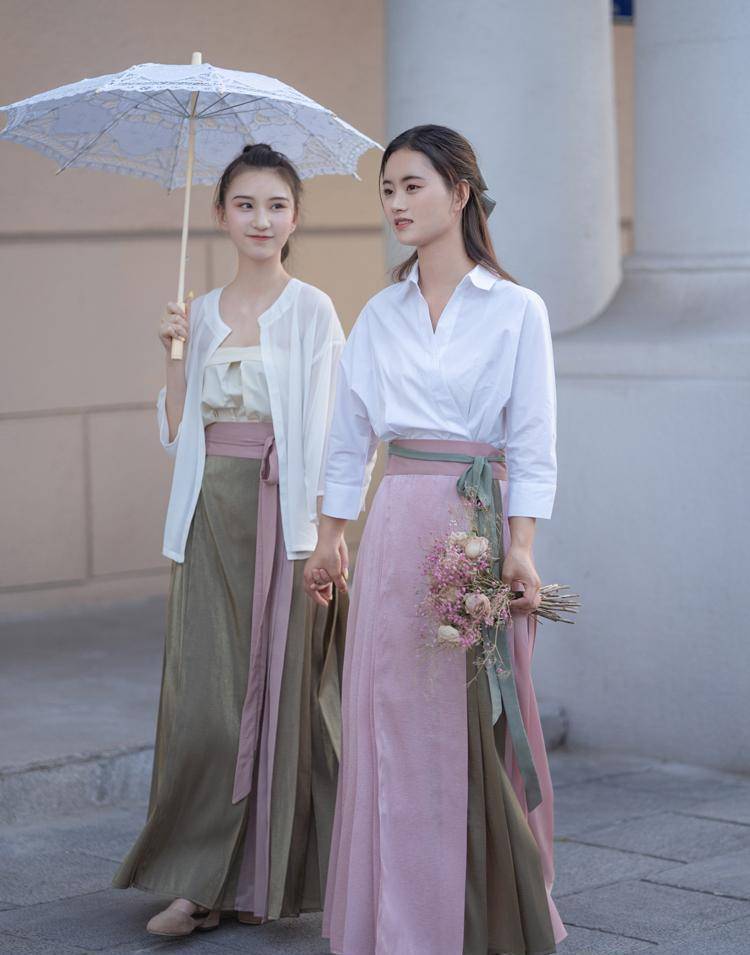 去北京才发现:女生都爱穿"马面裙",搭配t恤,衬衫都好有气质_裙子_时尚