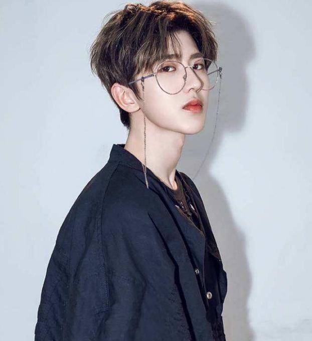 22岁男星近照曝光,网友:挂在脖子上的小别墅_蔡徐坤_品牌_微博