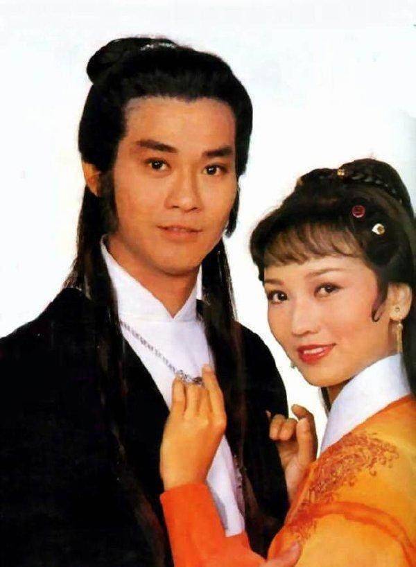 两人于1985年正式结婚,结婚后第二年,也就是1987年,郑少秋与沈殿霞的
