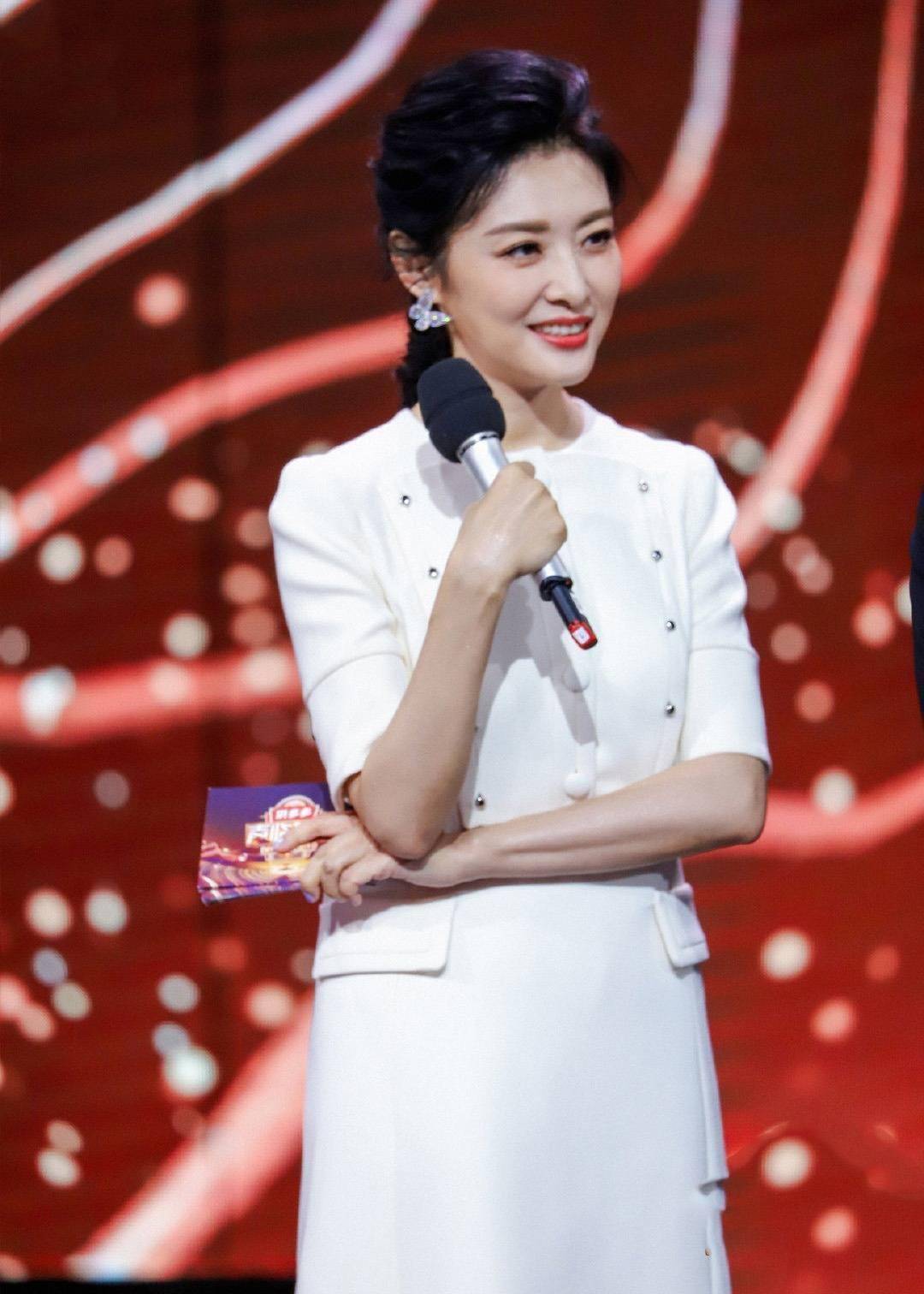 53岁周涛素颜现身活动,数十位保镖雨中开路!