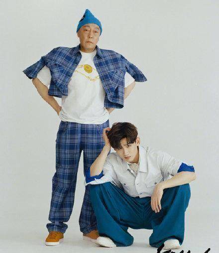 白敬亭晒与倪大红杂志封面,倪大红挽手依偎在他身上,喜感十足_剧中