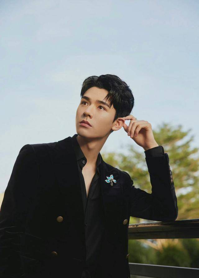 杨洋李现蔡徐坤白敬亭邓伦龚俊赵又廷等你爱谁_西装_穿着