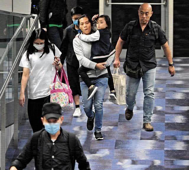 52岁朱丽倩挺肚子携女儿现身诊所_日子_时候_刘向