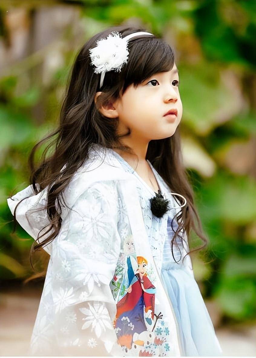 "人见人爱"小泡芙:陈小春为她着迷,为何从小穿旧衣服长大?