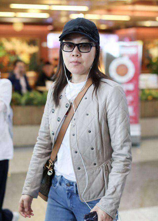48岁闫妮胖到被"群嘲",素颜现身机场后,神似路人毫无明星气质_霍思燕