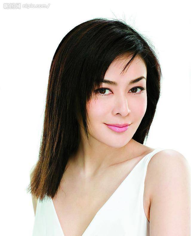 54岁关之琳粗花呢上衣配紧身裤风韵犹存,魅力不减当年_关芝琳_设计