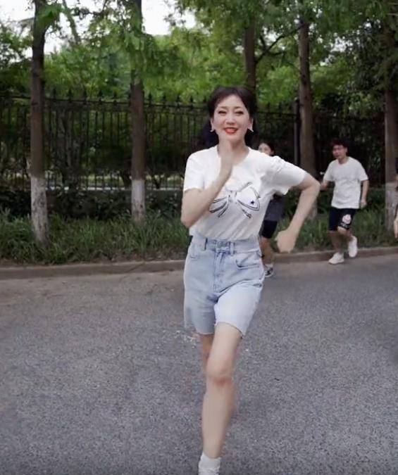 68岁赵雅芝带领员工跑步,锻炼结束人手一杯奶茶,网友:无效减肥_生活
