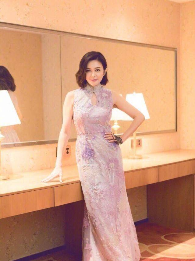 56岁关之琳太会穿了!