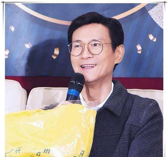 72岁郑少秋颜值逆生长,近照曝光又变年轻_机场_老年人_时候