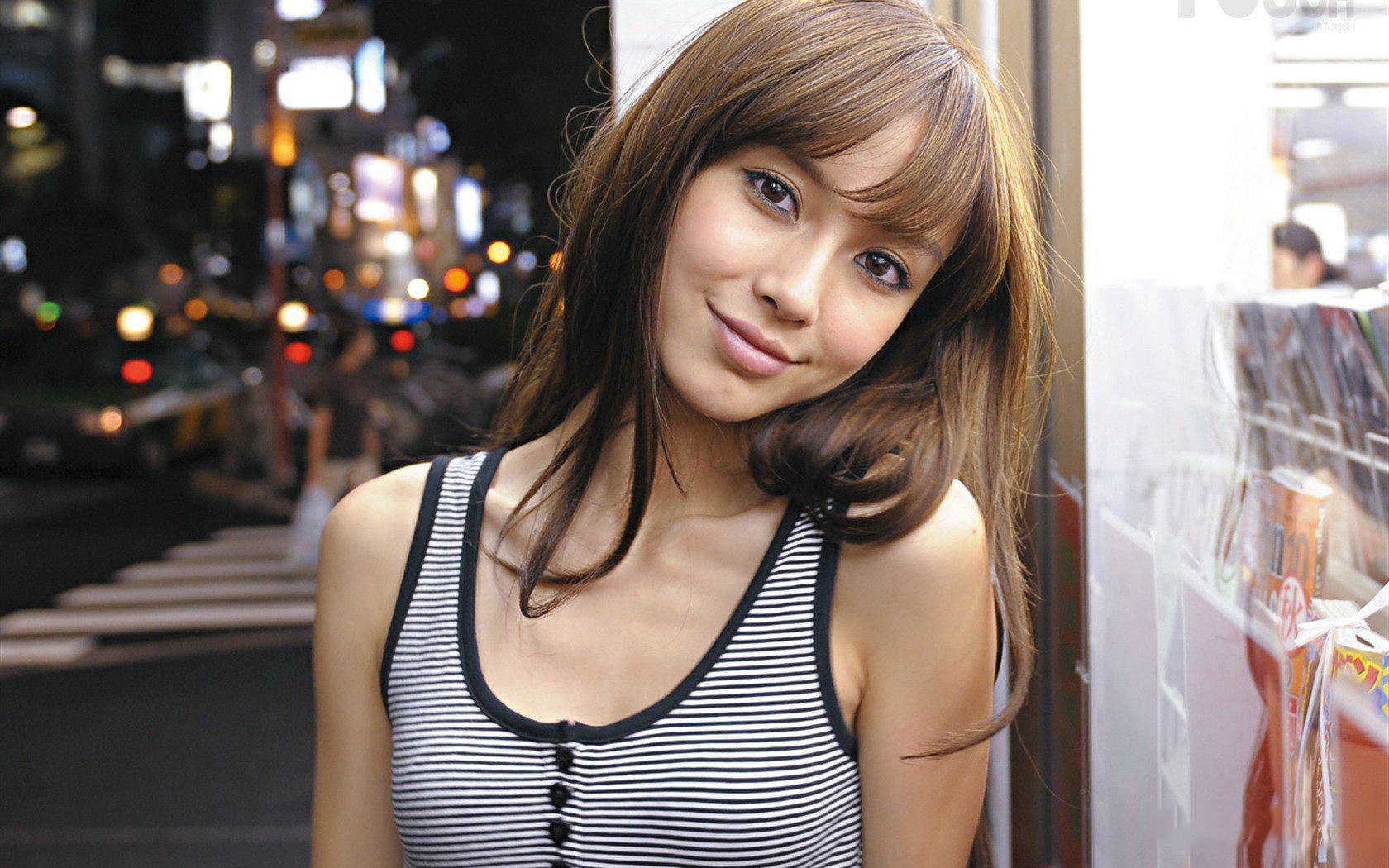 2009年5月,想拍电影无门的杨颖,想到了拍mv这个捷径.