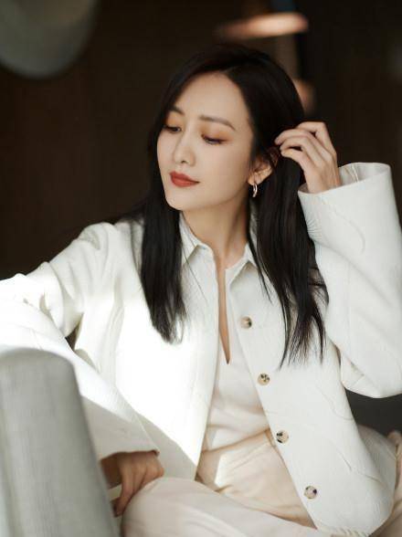 39岁王鸥超短衬衣秀内衣,衬衣短到胳肢窝,曲线迷人不输年轻女孩_白色