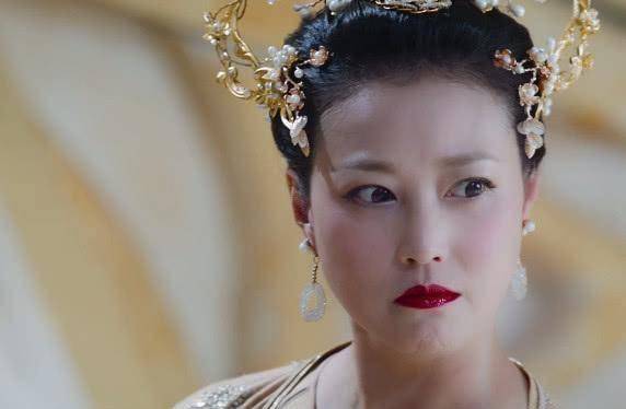 53岁周海媚机场素颜近照曝光,面对镜头表情严肃,曝光这一事实_版本