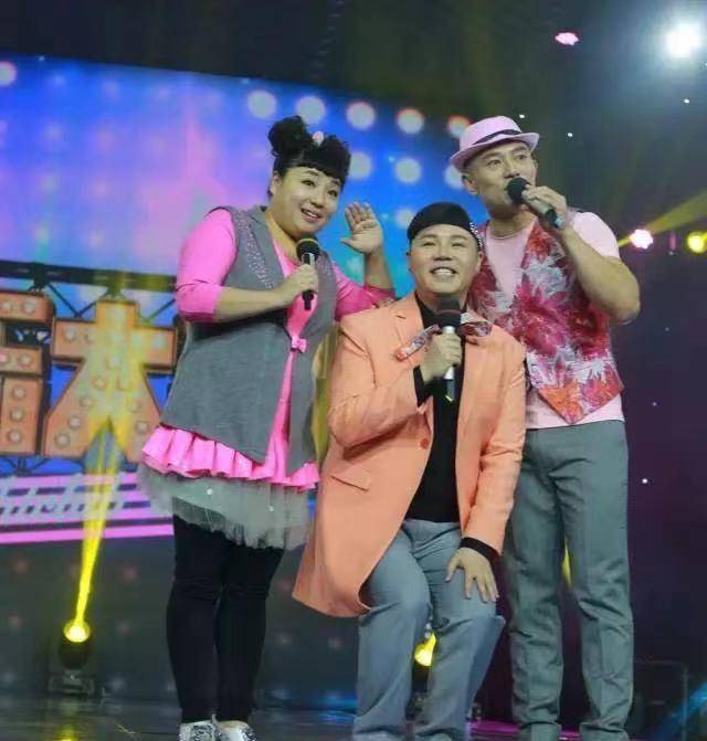 46岁笑星何晶晶近况曝光,体态丰盈住宅简朴,曾患抑郁症退圈8年_舞台