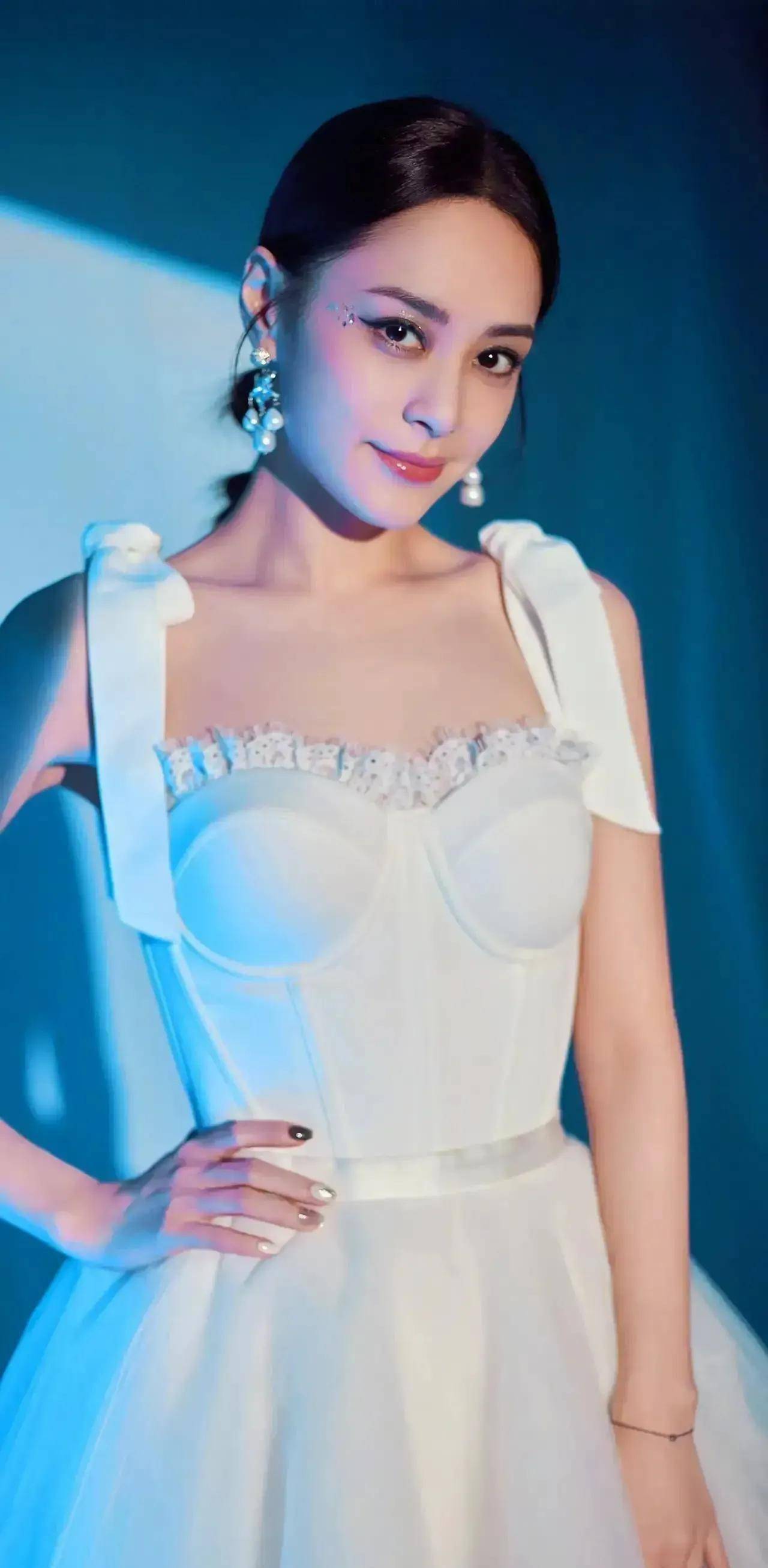 五官精致,气质优雅,女星清纯可人,被誉为"最美少女"的阿娇就在其中