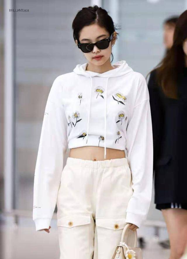jennie成功逆袭为全团最瘦,穿露脐装秀蚂蚁腰,工装裤成最大败笔_衣服