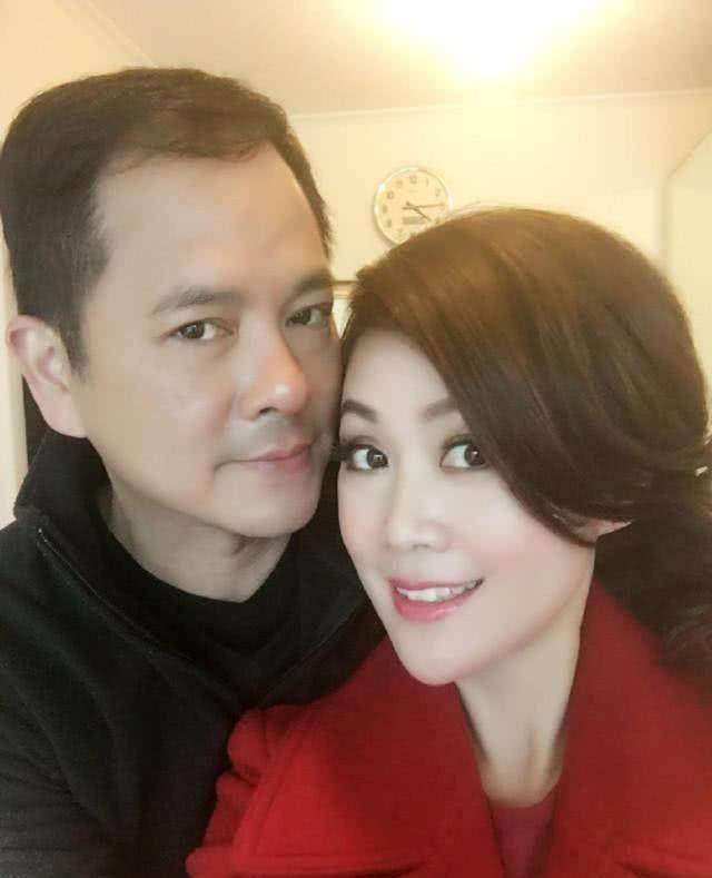 52岁周海媚和49岁梁小冰近照,网友:真嫩还是装嫩,其实一目了然_明星