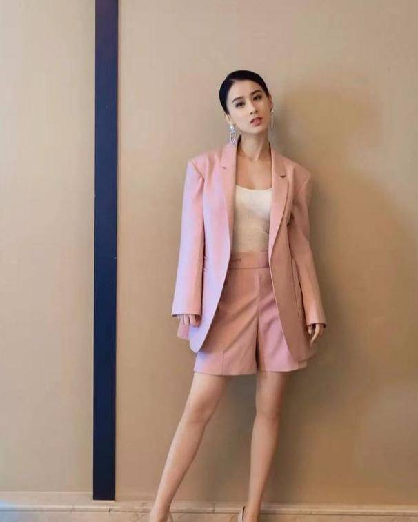 36岁黄圣依身穿粉色西装尽显少女风,看起来完全不像生过俩孩子_感觉