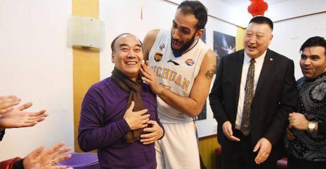 周仕强喜欢签大牌外援早已是他的习惯做法,他先后签来了nba球星慈世平