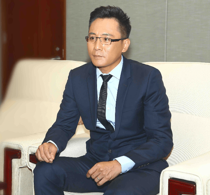 45岁刘烨机场被偶遇,皮肤黝黑毛孔粗大显沧桑,被嘲似乡镇包工头_网友