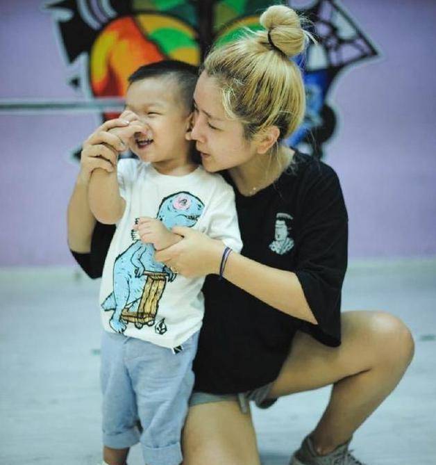超人妈妈何洁儿子长大了,两眼眯成月牙颜值超高,单身妈妈不容易_七宝