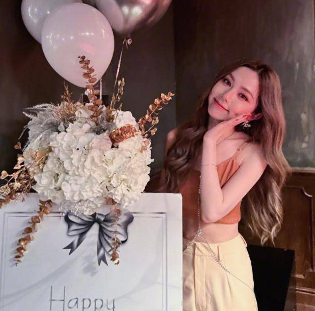 邓紫棋迎31岁生日,男友mark晒两人合照庆生,女王称谓甜爆网友_照片