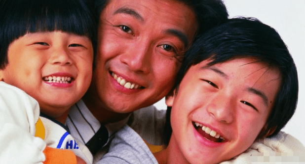 转行成警署总督察,穿着帅气西装现身,引热议_郑柏林_时候_成为了