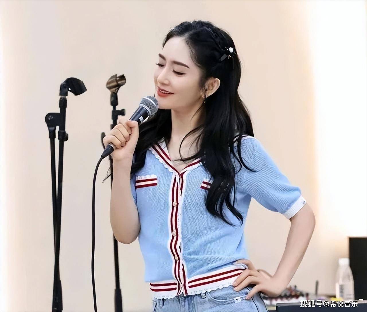 卢靖姗和贾静雯都是演员,而贾静雯更是台湾著名演员,在《倚天屠龙记》