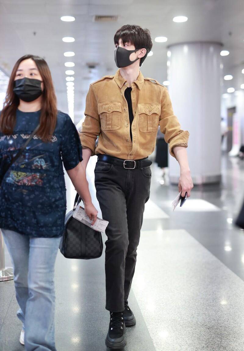 郭俊辰身着高档服装现身首都机场,大秀好身材,他真的是无敌又帅啊!