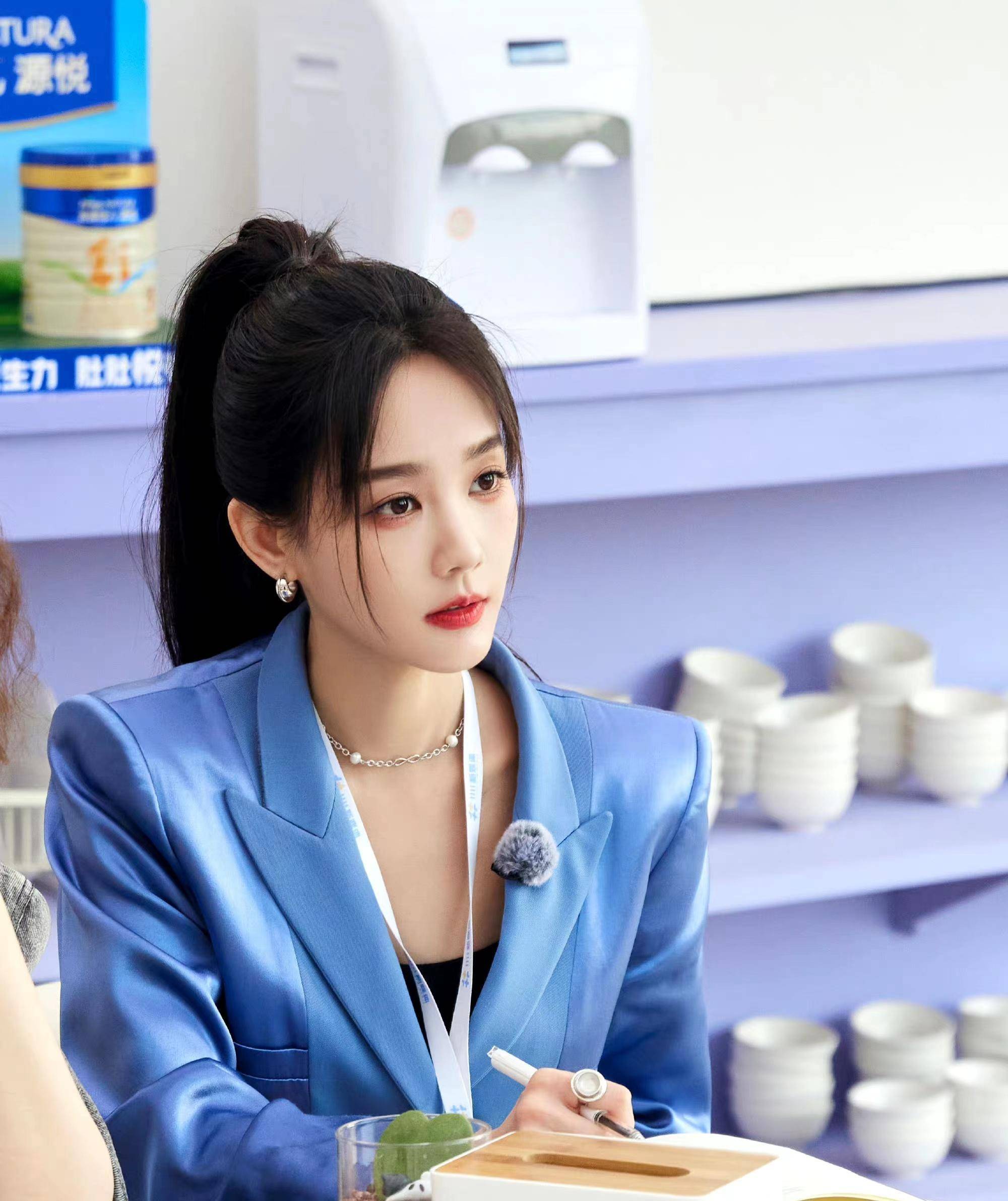 李一桐新造型《女子推理社》,身穿蓝色礼服裙,美丽又时尚!