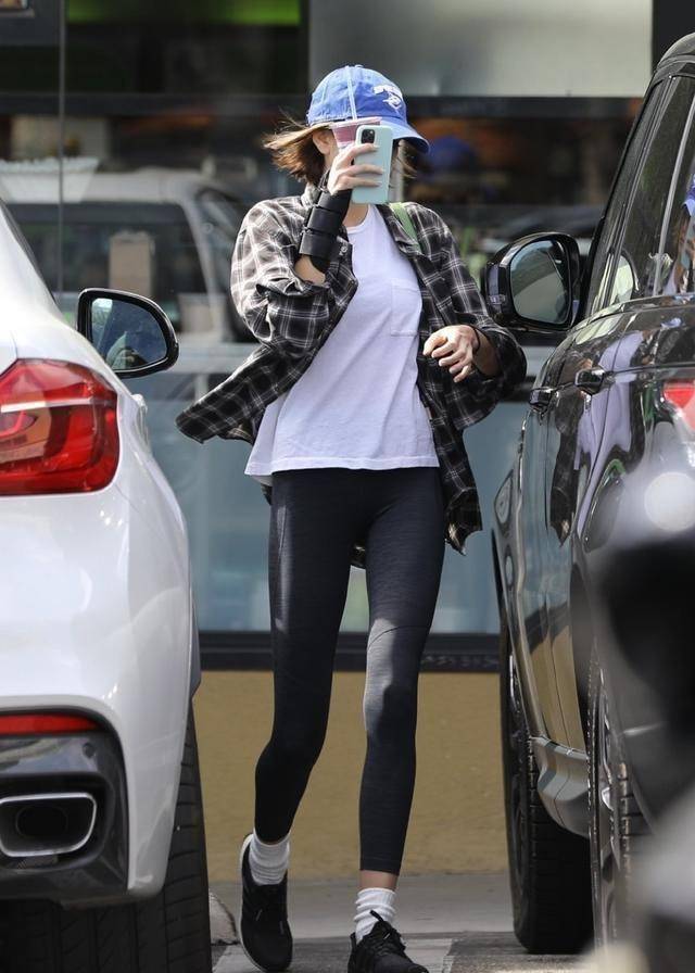 超模kaia亮片黑裙现身,大长腿配黑丝太曼妙,性感魅力没法挡_身材_造型