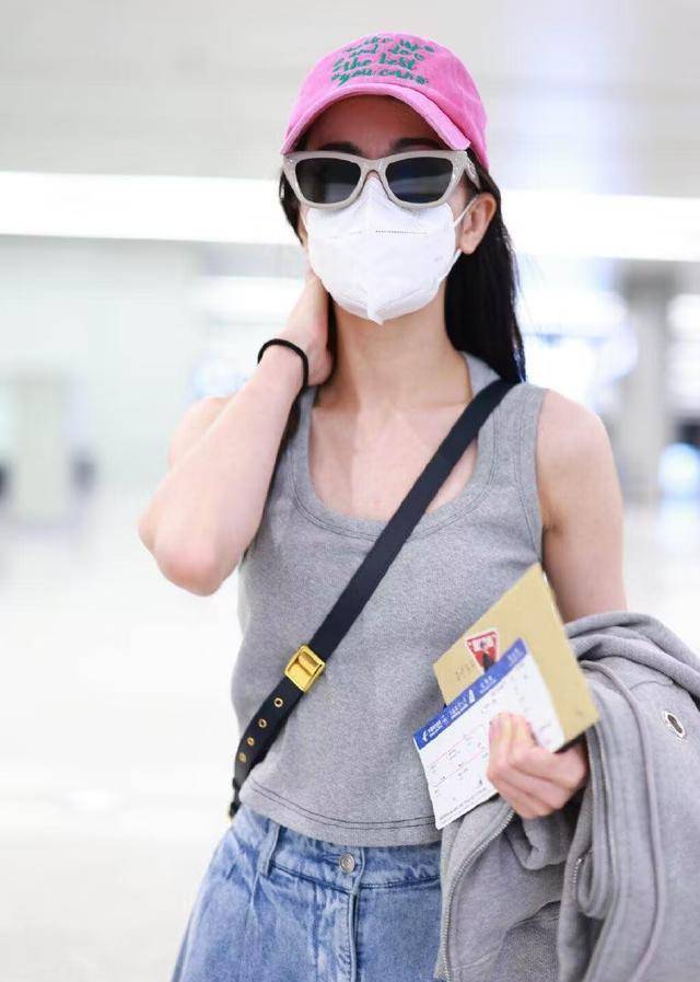 迪丽热巴瘦成"纸片"身材,走机场美成风景线,太养眼了_衣服_欲望