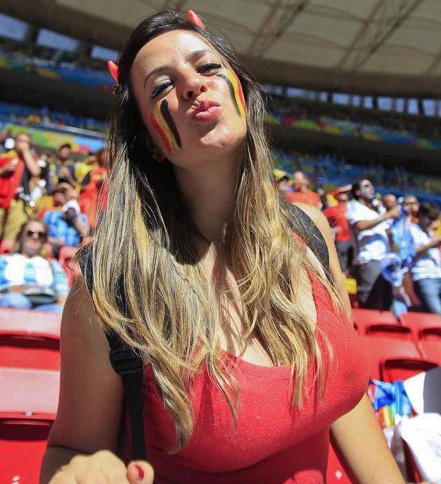 比利时双星闪击突尼斯2:1领先,胜负悬念不大,唯有欣赏女球迷_比赛