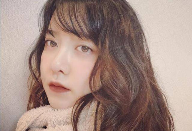 安宰贤晒照近况引担忧,配文称"请忘记我",眼神呆滞像变了个人_生活