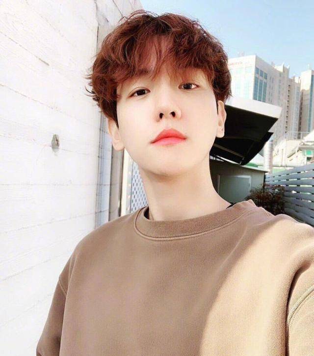 exo边伯贤染白发晒自拍,帽子遮不住帅气,灿白cp粉喊朴灿烈跟上_网络