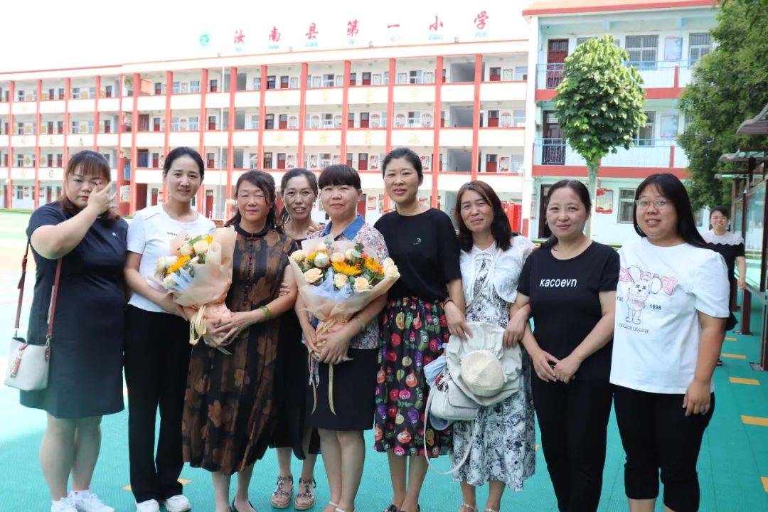 汝南县第一小学召开2023年退休教师欢送会_张娟_田新华_全体