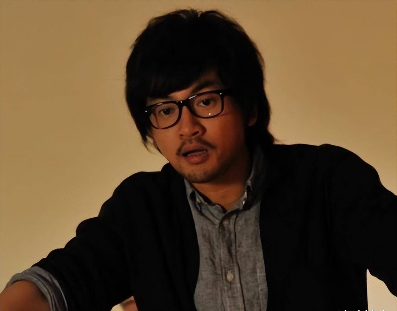 苏有朋晒照庆祝49岁生日,戴卡通眼镜显童颜,"六公主"给足排面_祝福