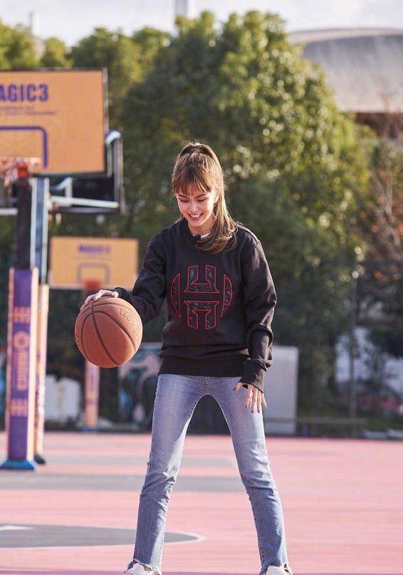 不愧是周杰伦看中的老婆,昆凌穿卫衣牛仔打篮球,这身材绝了_少女_造型