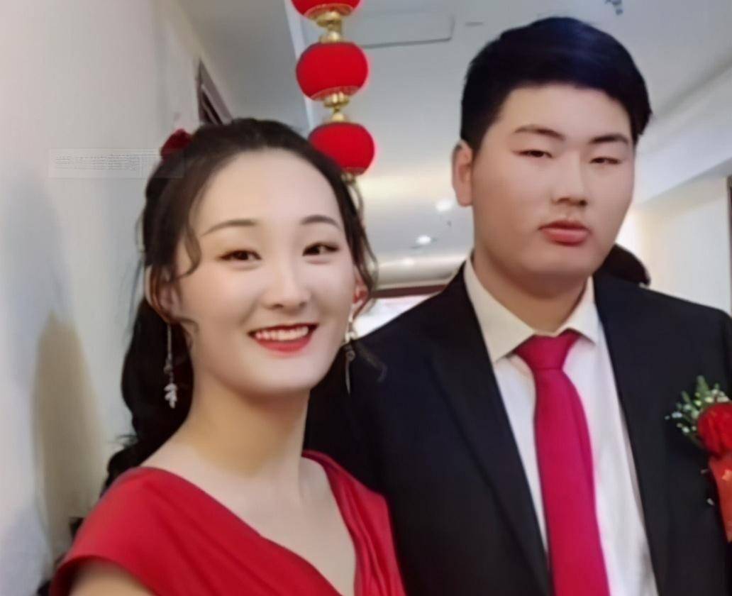 大衣哥儿媳妇遭村民围观拍摄,婆婆怒指镜头,儿子却紧跟不说话_朱之文