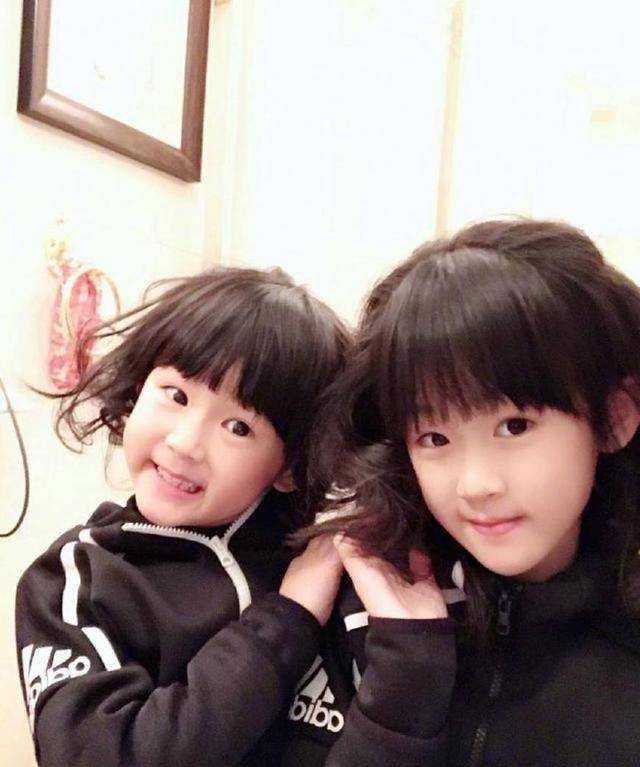 贝儿妹妹小叶子长大了,五官精致大长腿吸睛,和姐姐神似双胞胎_陆毅