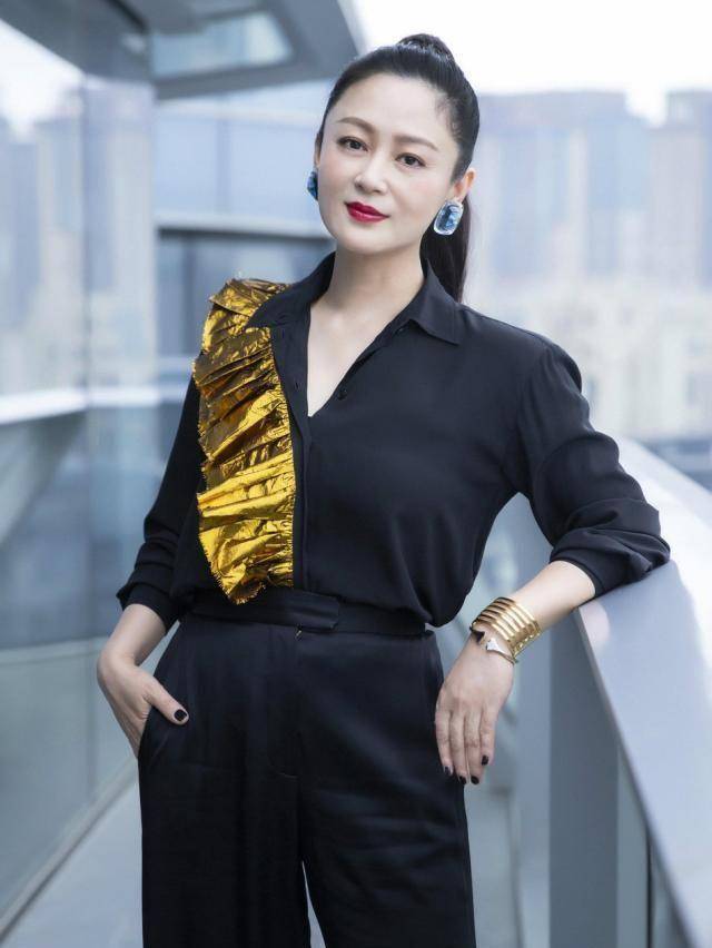 陈凯歌陈红罕见同框庆生,51岁陈红美貌依旧,二十岁姑娘自叹不如_黑色