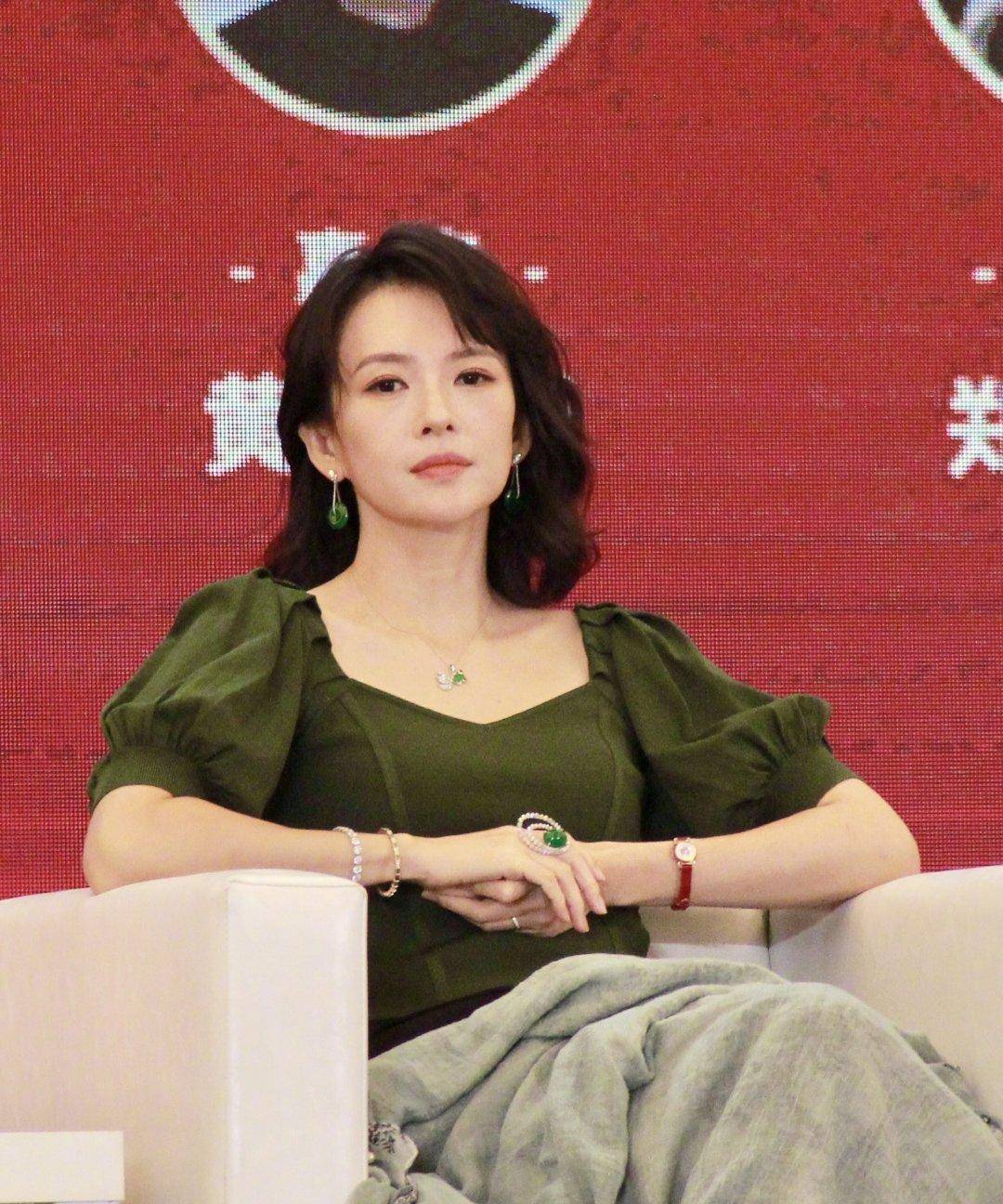 44岁章子怡生图美上热搜,戴全套翡翠绿钻石珠宝,又美又有钱_娘娘_状态