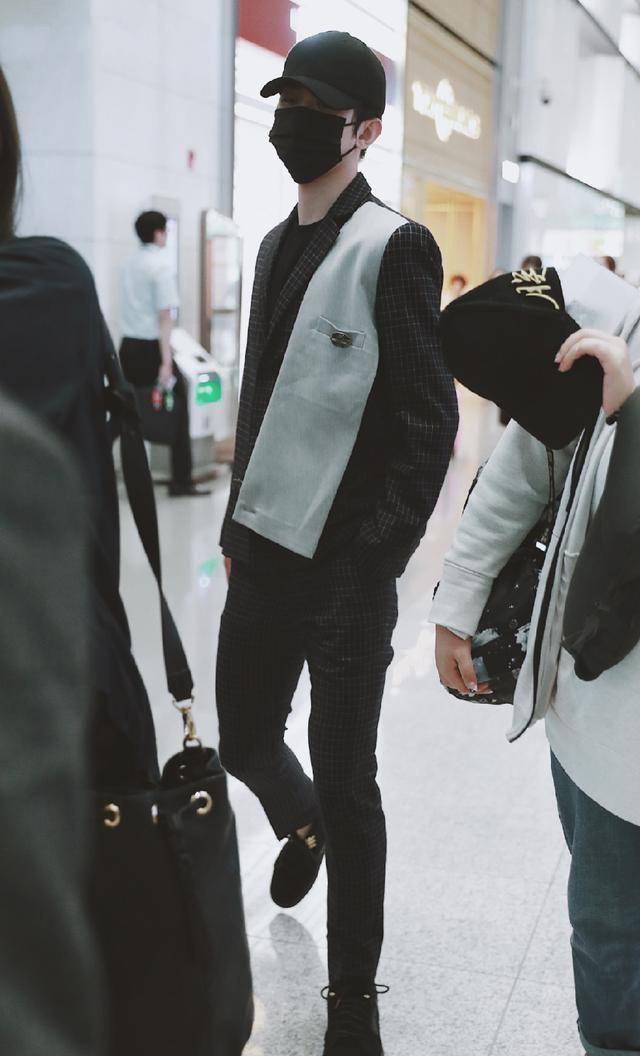 蔡徐坤现身机场,一双大长腿抢镜,衣服的时尚实在欣赏不来!